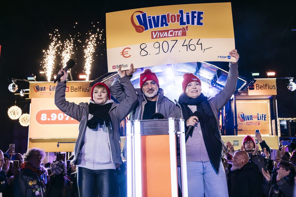 Die drei Moderatoren Fanny Jandrain, Walid und Ophélie Fontana halten ein Plakat mit dem Spendenergebnis in die Höhe