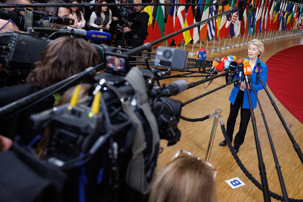 EU-Kommissionspräsidentin Ursula von der Leyen gibt vor Journalisten beim EU-Gipfel in Brüssel ein Statement ab