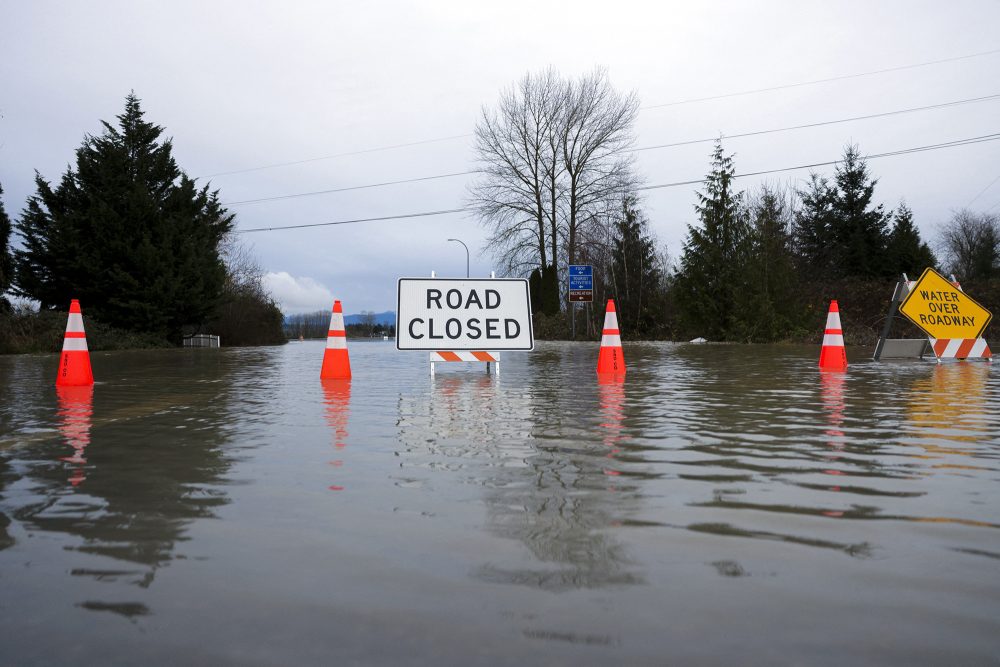 Eine Straße ist wegen des Hochwassers gesperrt worden, auf einem Schild steht "Road closed"