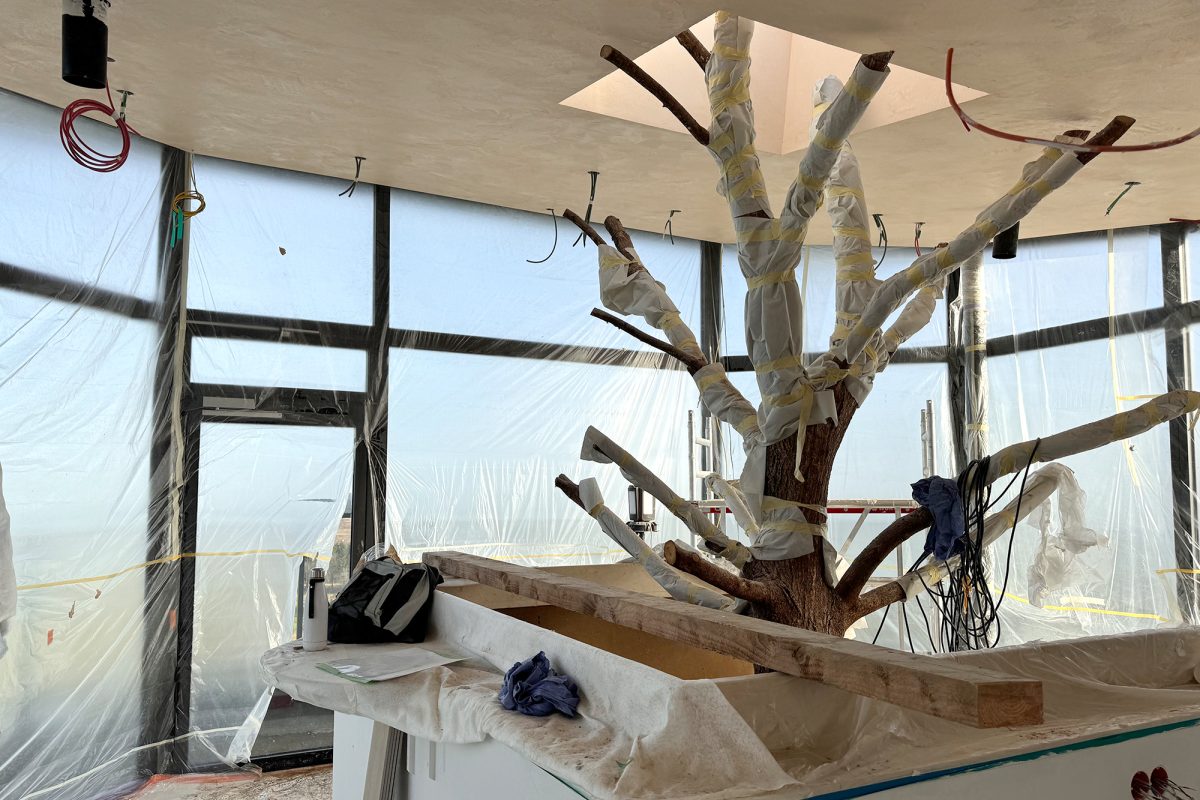 In der obersten Etage steht ein Baum mitten im Raum