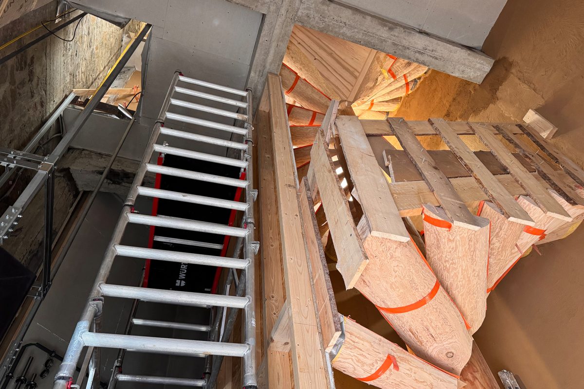 Das Treppenhaus im Wasserturm mit einem Klettergerüst