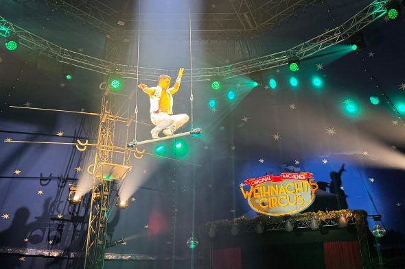 Artist auf dem Trapez beim Aachener Weihnachtscircus