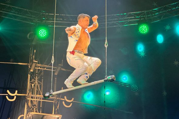 Artist auf dem Trapez beim Aachener Weihnachtscircus