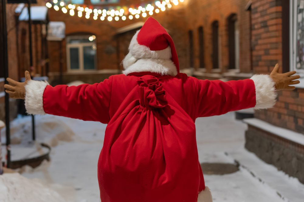Weihnachtsmann in einer verschneiten Straße