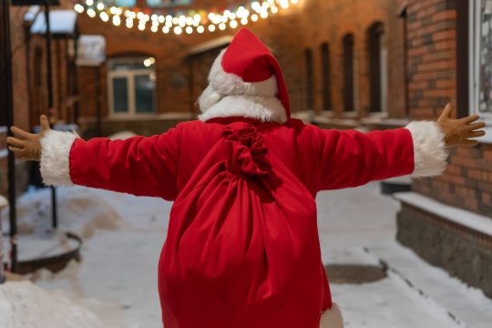 Weihnachtsmann in einer verschneiten Straße