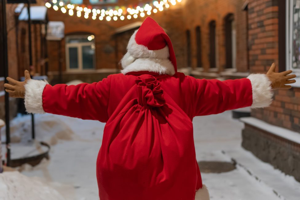 Weihnachtsmann in einer verschneiten Straße