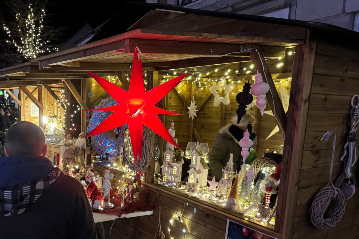Besucher und Buden beim Weihnachtsmarkt in Eupen 2025