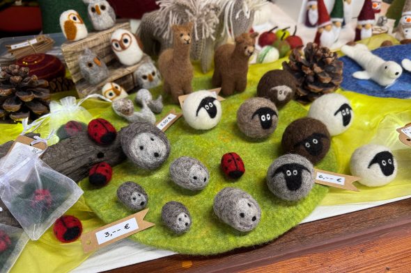 Handarbeiten an einem Stand beim Weihnachtsmarkt in Kelmis