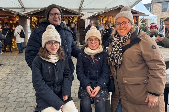 Besucher beim Weihnachtsmarkt in Kelmis: Papa Philippe und Mama Caroline mit Charlotte und Lena