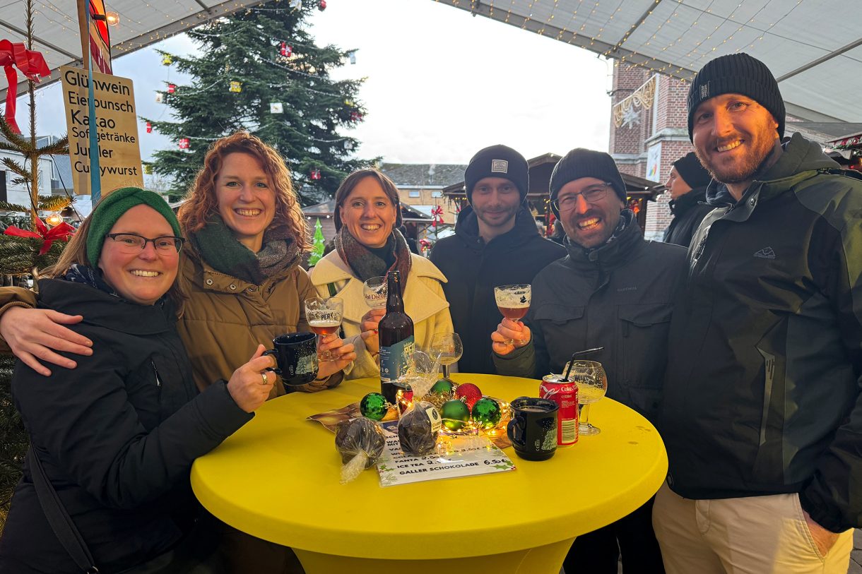 Besucher beim Weihnachtsmarkt in Kelmis