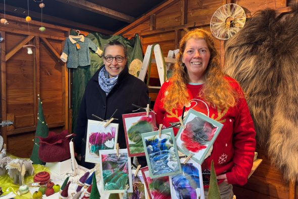 Stand beim Weihnachtsmarkt in Kelmis: Ute Köhler und Birgitt Schumacher von "Schaffensdrang"