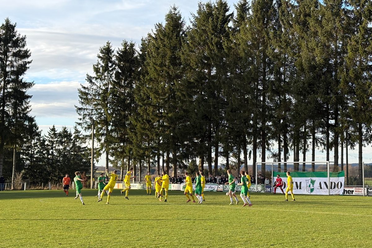 Spieler auf dem Platz bei der Partie Weywertz vs Amel