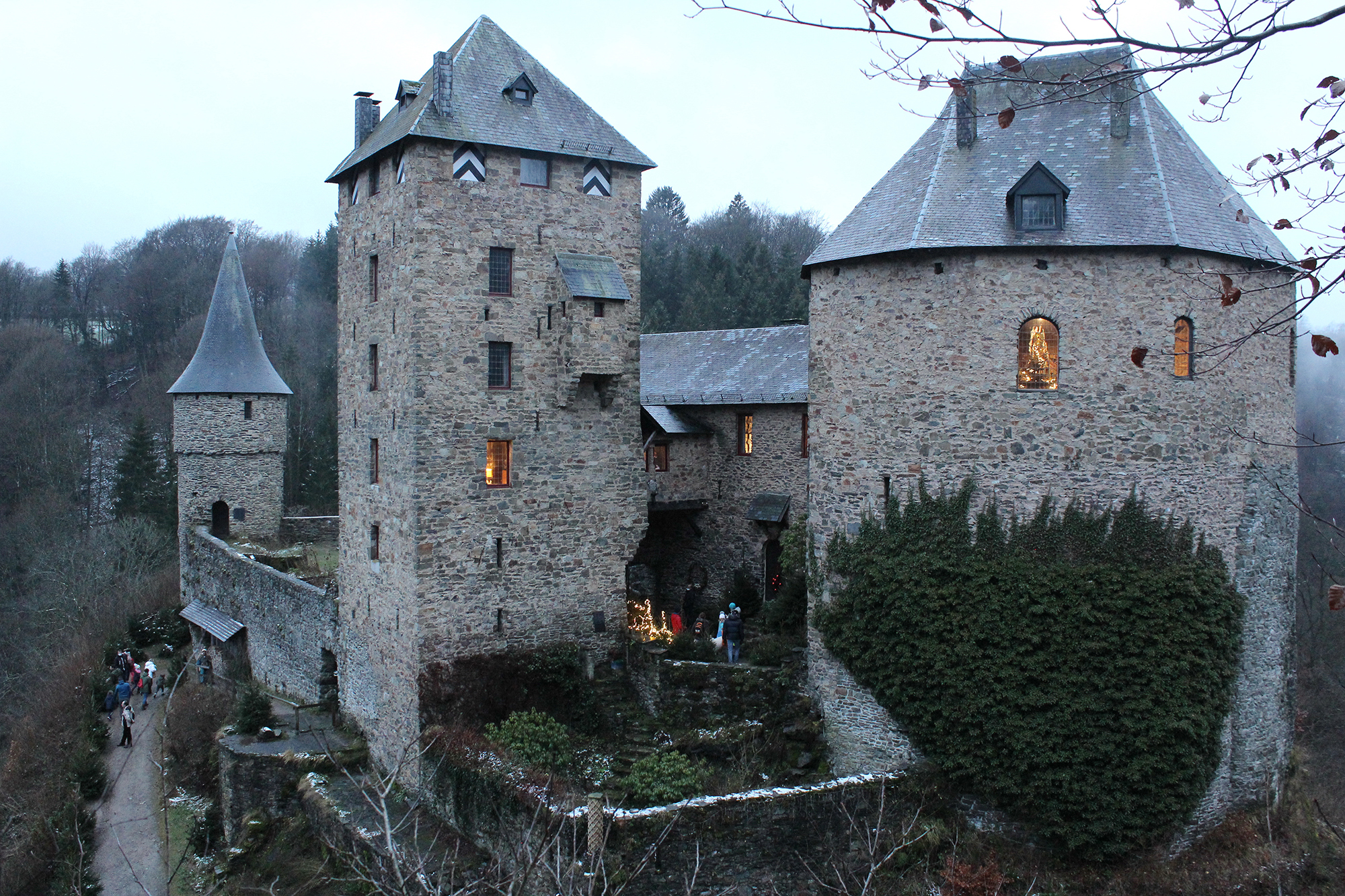 Weihnachtsdeko auf Burg_ Reinhardstein in Ovifat_