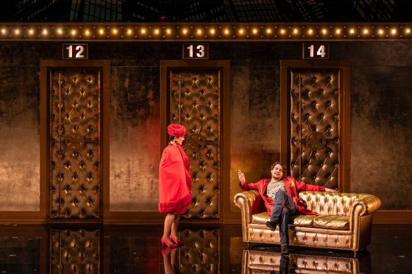 Szene aus "Die Fledermaus" in der Lütticher Oper