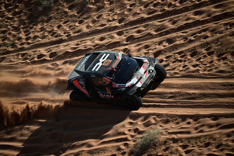 Der Dacia von Nasser Al-Attiyah und Fabian Lurquin fährt im Wüstensand