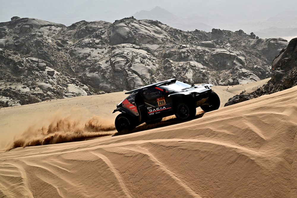 Der Dacia von Nasser Al-Attiyah und Fabian Lurquin bei der zwölften Etappe