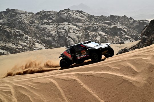 Der Dacia von Nasser Al-Attiyah und Fabian Lurquin bei der zwölften Etappe