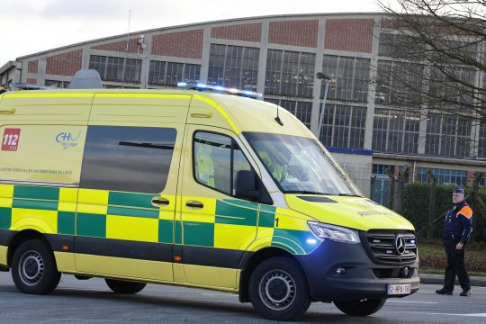 Ein Ambulanzfahrzeug mit Blaulicht fährt um die Kurve