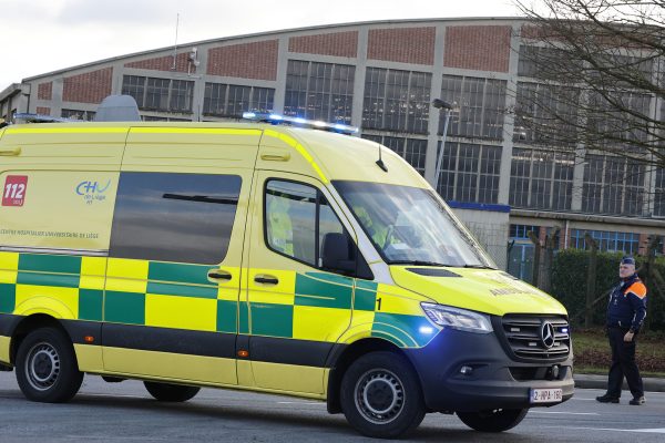 Ein Ambulanzfahrzeug mit Blaulicht fährt um die Kurve