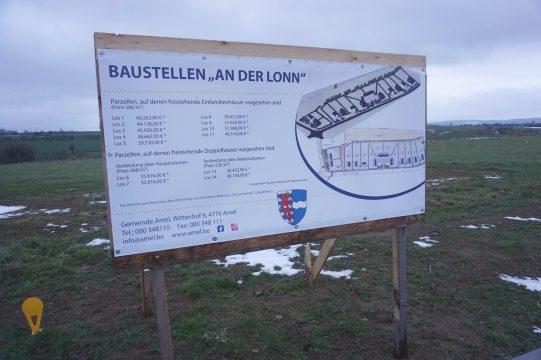 Die ersten Baustellen an der neuen Gemeindeerschließung in Iveldingen finden schon Abnehmer (Bild: Stephan Pesch/BRF)