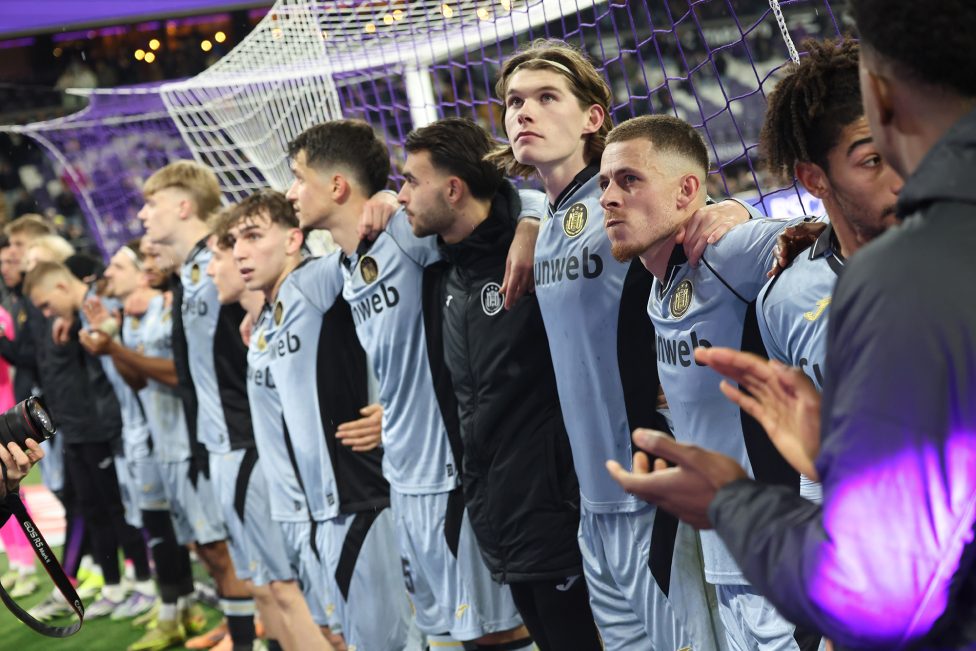 Die Spieler von Anderlecht stehen nach dem Spiel Arm in Arm zusammen
