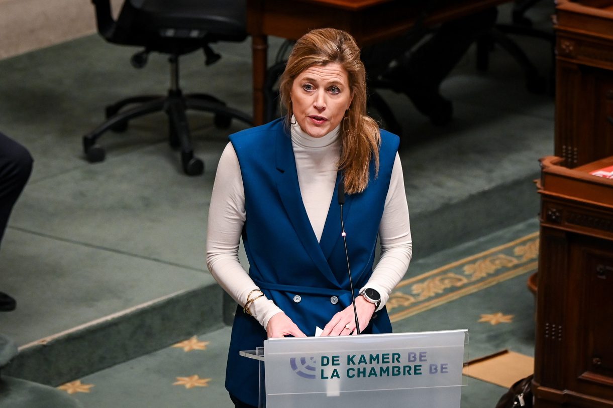 Justizministerin Annelies Verlinden am Rednerpult in der Brüsseler Abgeordnetenkammer