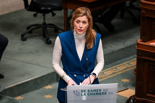 Justizministerin Annelies Verlinden am Rednerpult in der Brüsseler Abgeordnetenkammer