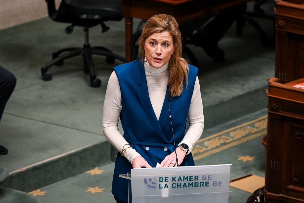 Justizministerin Annelies Verlinden am Rednerpult in der Brüsseler Abgeordnetenkammer