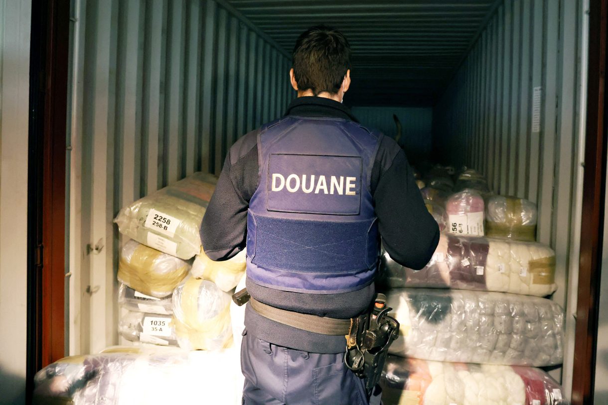 Ein Zollbeamter bei der Durchsuchung eines Containers im Hafen von Antwerpen