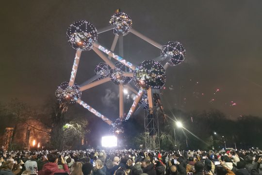 Das beleuchtete Atomium und Menschen in Brüssel