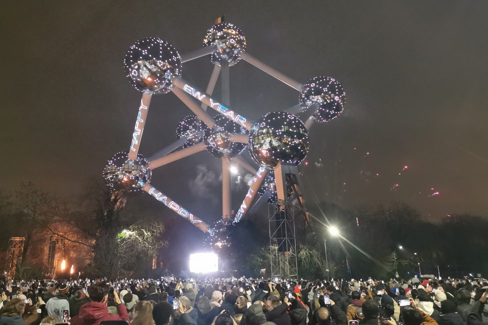 Das beleuchtete Atomium und Menschen in Brüssel