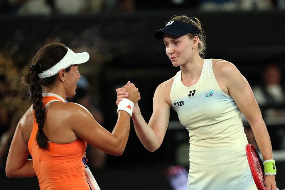 Jessica Pegula und Elena Rybakina schütteln sich nach dem Match die Hand