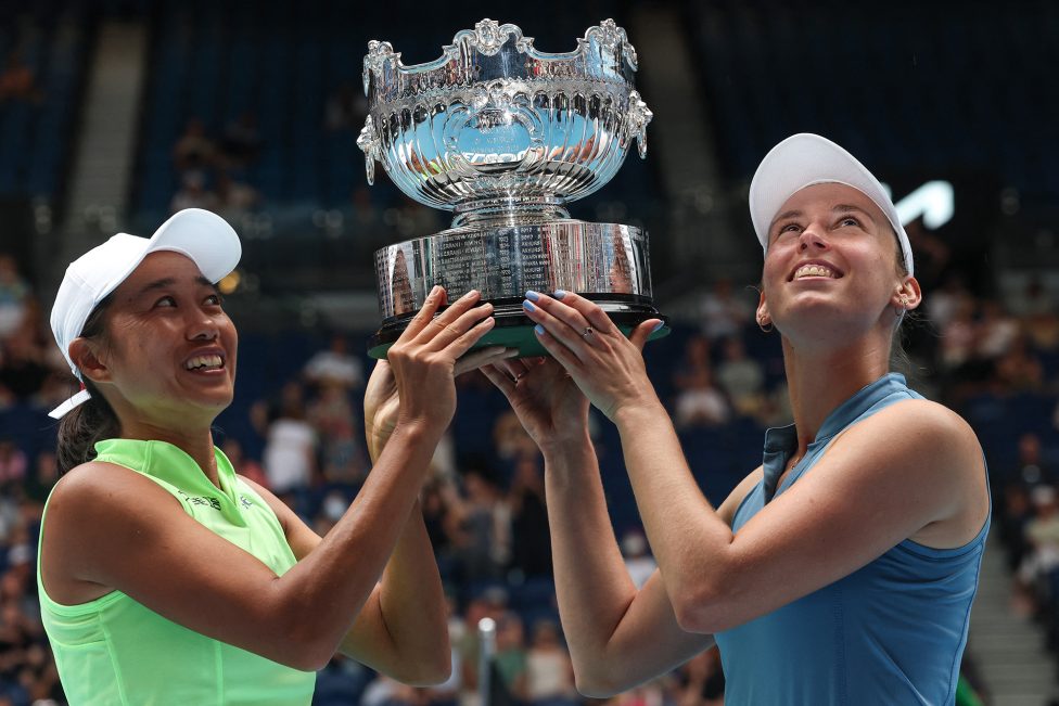 Zhang Shuai und Elise Mertens halten den Pokal gemeinsam hoch