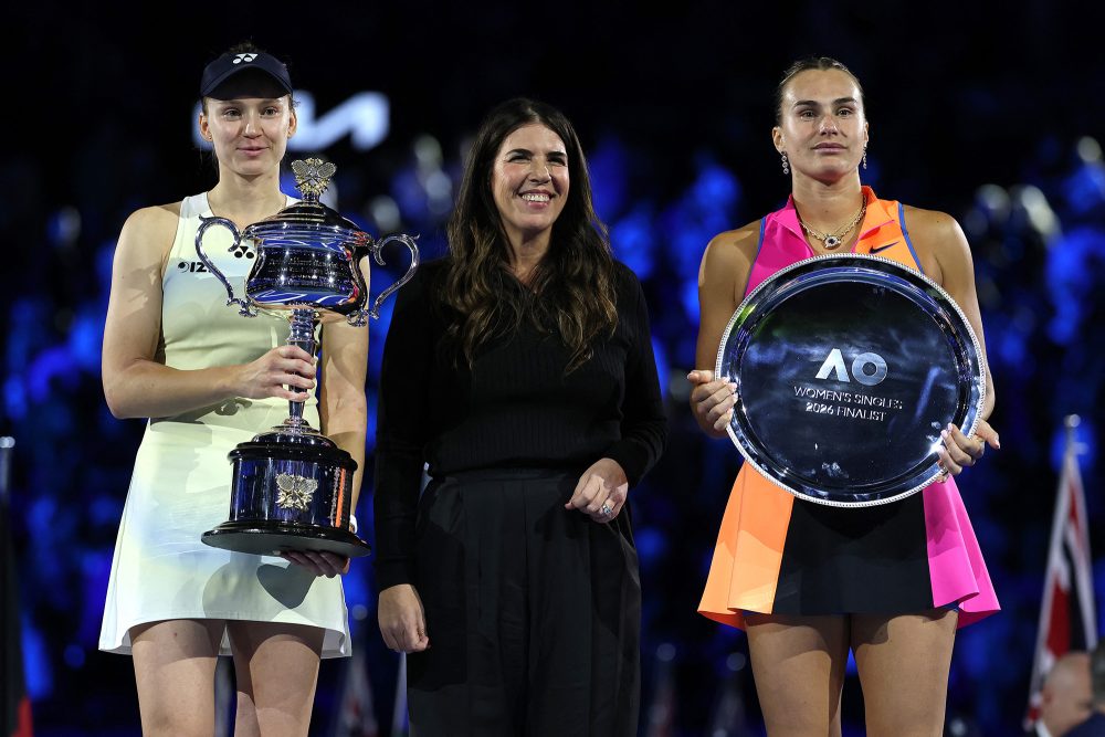 Auf dem Siegerpodest Jelena Rybakina mit dem Siegerpokal, Aryna Sabalenka mit Schale