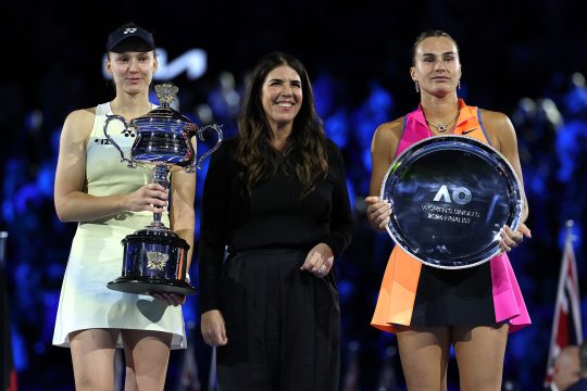 Auf dem Siegerpodest Jelena Rybakina mit dem Siegerpokal, Aryna Sabalenka mit Schale