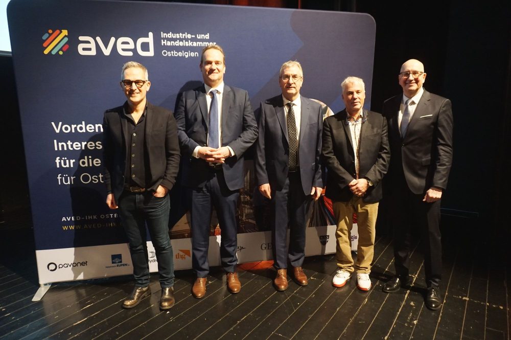 Gastgeber und Ehrengäste beim Neujahrsempfang des Arbeitgeberverbandes Aved-IHK: Arbeitgeberpräsident Bernd Hugo, DG-Ministerpräsident Oliver Paasch, Wirtschaftsminister Pierre-Yves Jeholet, Aved-Vizepräsident Bruno Radermacher und Geschäftsführer Volker Klinges