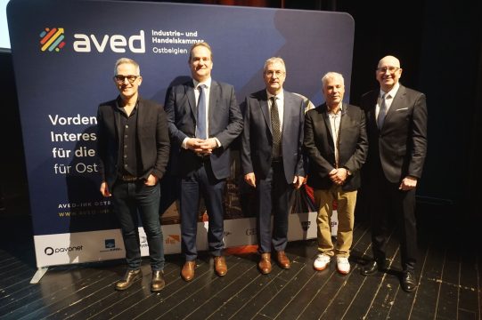 Gastgeber und Ehrengäste beim Neujahrsempfang des Arbeitgeberverbandes Aved-IHK: Arbeitgeberpräsident Bernd Hugo, DG-Ministerpräsident Oliver Paasch, Wirtschaftsminister Pierre-Yves Jeholet, Aved-Vizepräsident Bruno Radermacher und Geschäftsführer Volker Klinges