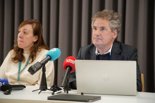Pflegedirektorin Dorien Diels and CEO Geert Smits bei der Pressekonferenz