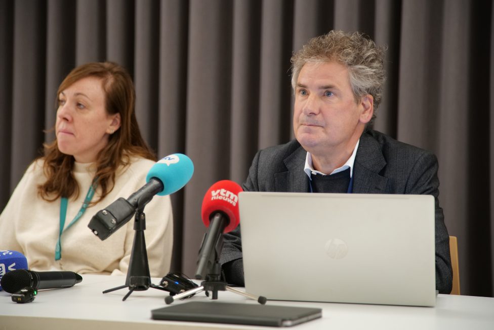 Pflegedirektorin Dorien Diels and CEO Geert Smits bei der Pressekonferenz