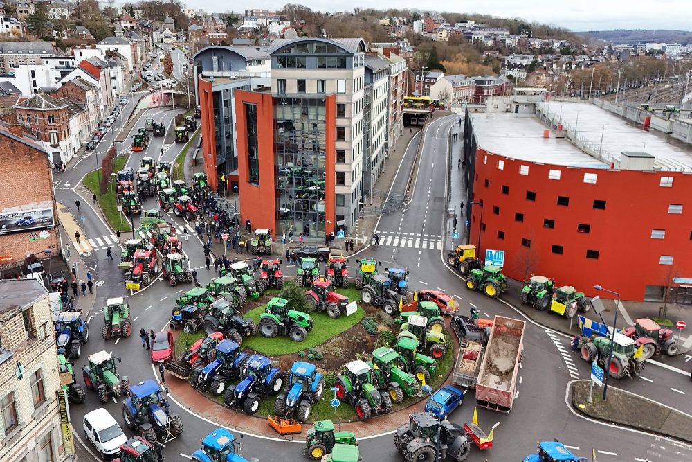 Luftaufnahme von Traktoren, die auf und um einen Kreisverkehr in Namur parken