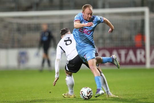 Christian Brüls setzt sich im Zweikampf gegen Kevin Möhwald durch