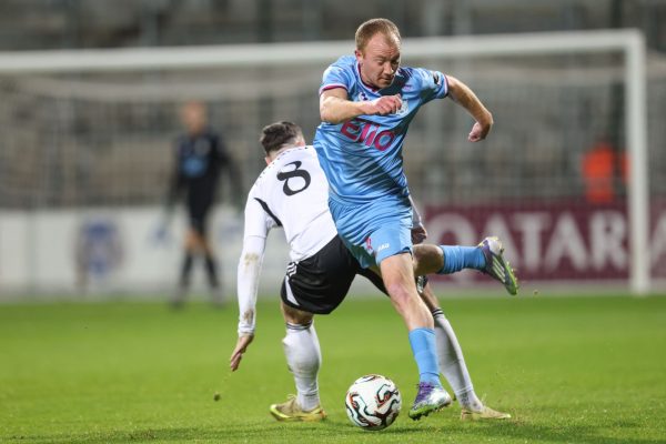 Christian Brüls setzt sich im Zweikampf gegen Kevin Möhwald durch