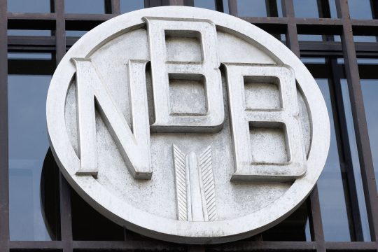 Das Logo der Belgischen Nationalbank am Hauptgebäude in Brüssel