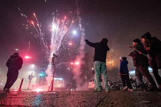 Jugendliche zünden Feuerwerk an