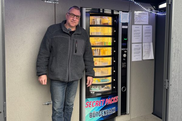 Bernd Lauscher vor seinem Secret-Packs-Automaten in Bütgenbach