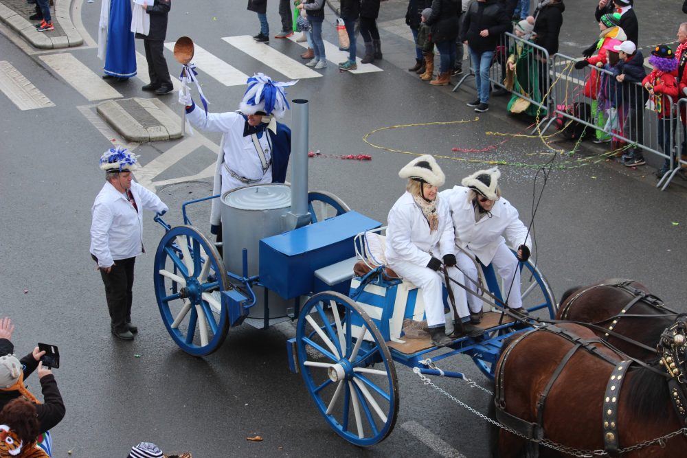 Blaue Funken beim Rosenmontagszug 2018 in Eupen