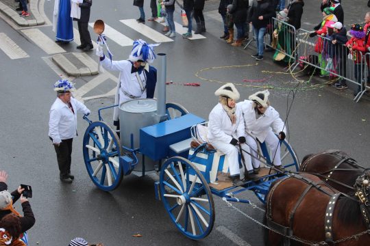 Blaue Funken beim Rosenmontagszug 2018 in Eupen