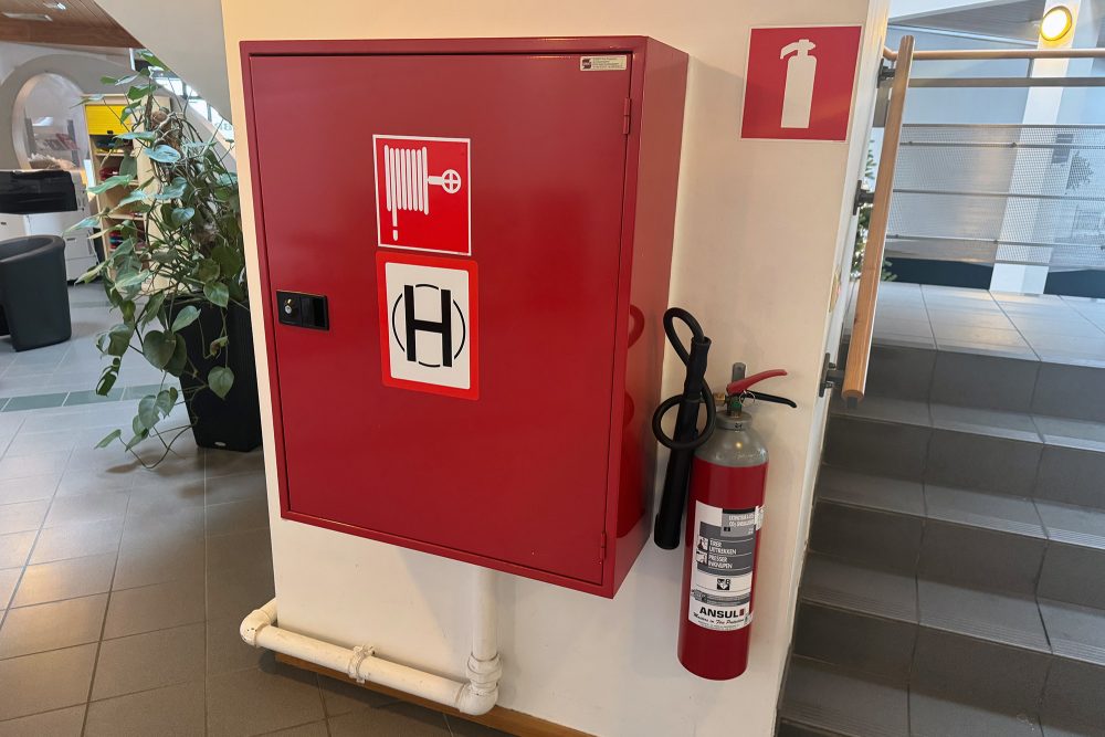 Feuerlöscher und Brandschutzkasten im BRF-Foyer