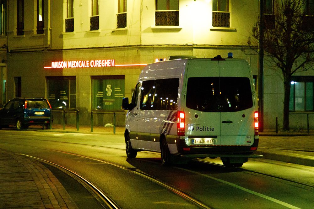 Polizeiwagen fährt nachts durch Brüssel