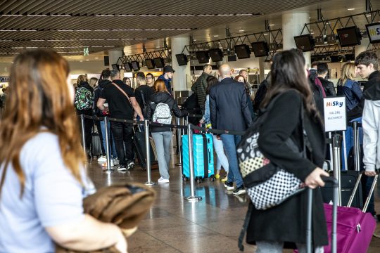 Passagiere beim Check-In am Brussels Airport